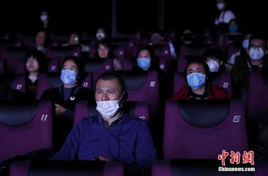 资料图：1月23日，影迷在电影院内戴口罩观影。